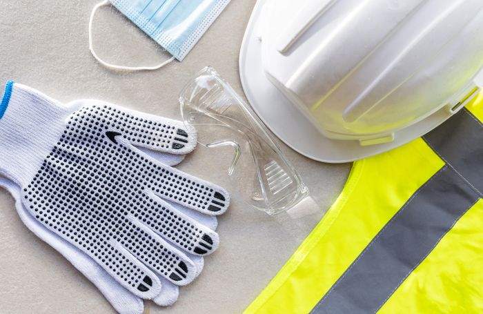 Conjunto de EPIs: capacete, óculos, luva e colete
