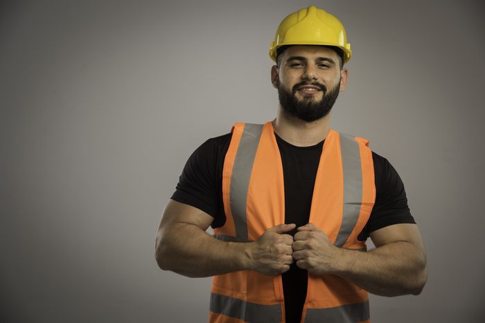 Trabalhador com colete e capacete